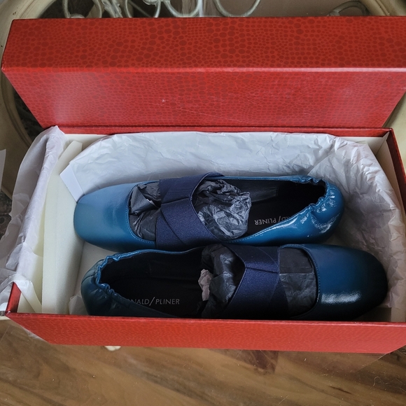 Donald Pliner blue/navy lacquered leather flats, size 9 - Picture 6 of 8